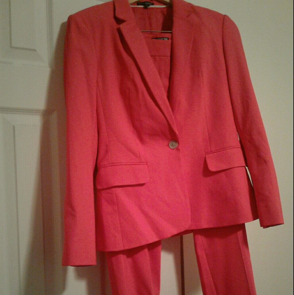 Express Suit 8/10